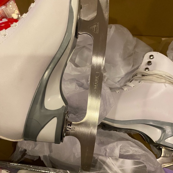 Women's White Ice Skates - Picture 1 of 3
